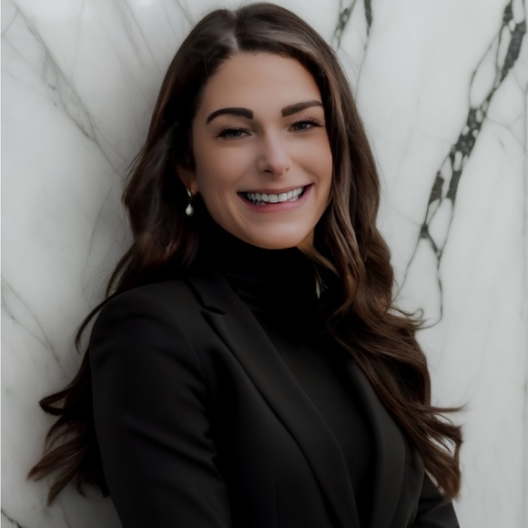 Meet your Posher, Kristen - Picture 2 of 5